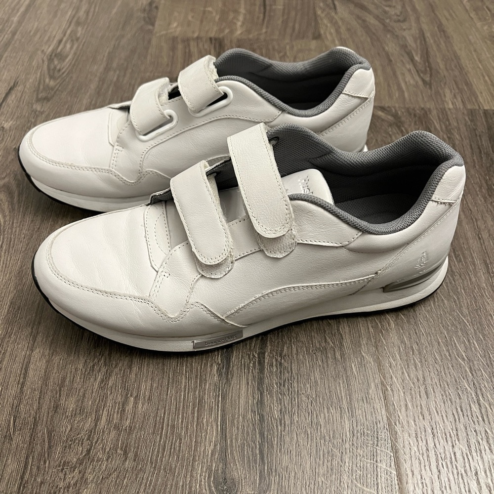 Sneakers Hush puppies.
